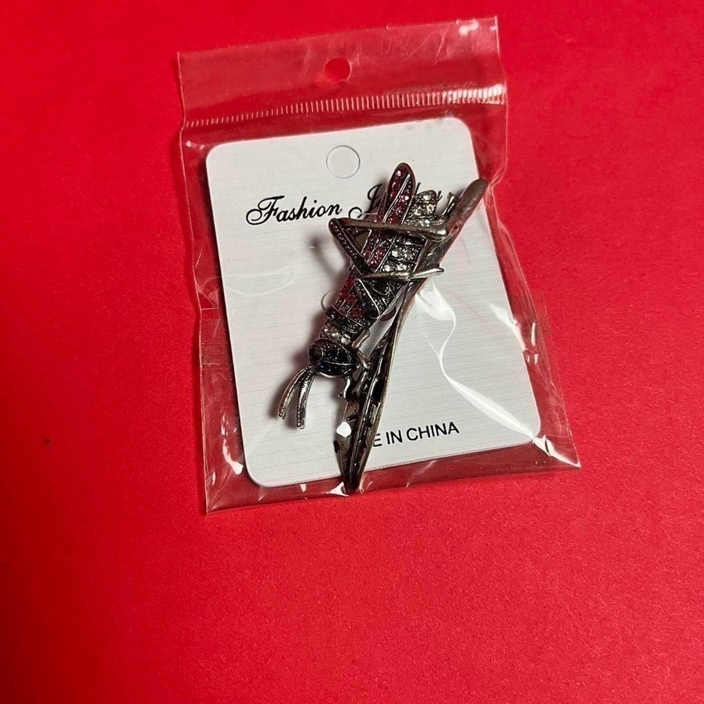 Grasshopper cricket broach pin  🤍💕​​​​​​​​​​​​​​​​​​​​​​​​